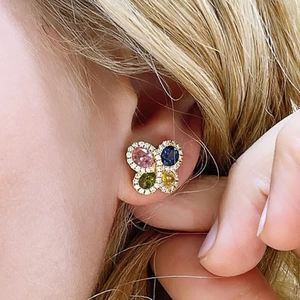Pendientes de mariposa de colores con piedras brillantes y elegante acabado dorado