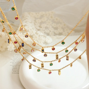 Collana in acciaio al titanio con pietre di zircone colorate su catena d'oro