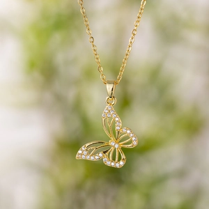 Collier élégant doré avec pendentif papillon évidé et cristaux de zircon scintillants