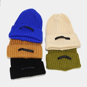 Gorros de punto holgados en cinco colores con etiqueta negra para calor invernal