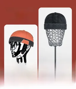 Détail de bonnets docker vintage avec coutures contrastées et un style hip-hop délavé