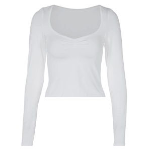 Detail eines weißen, eng anliegenden Langarmshirts mit U-Ausschnitt und Raffung an der Brust