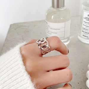Modern S925 sterling silver interlocking loop open ring worn with white knitwear