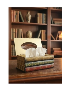 Detailansicht der Taschentuchbox in Buchform mit goldenen Blumenmustern auf Holz