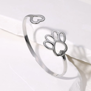 Bracciale rigido in acciaio argento con design cuore e zampa su base in pietra