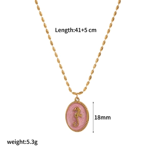 Details zur goldenen Seepferdchen-Halskette mit rosa Emaille und Maßangaben
