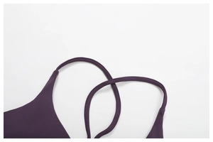 Dettaglio del reggiseno yoga viola con spalline sottili e cuciture piatte di qualità