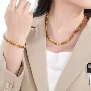 Set gioielli hip hop in maglia cubana dorata con collana e bracciale motivo 3:1