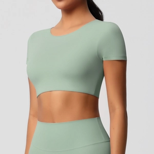 Détail du haut court de yoga sans couture vert menthe avec tissu élastique et ajusté