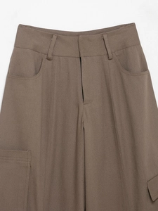 Détails de la taille et de la poche latérale sur un pantalon cargo en sergé marron