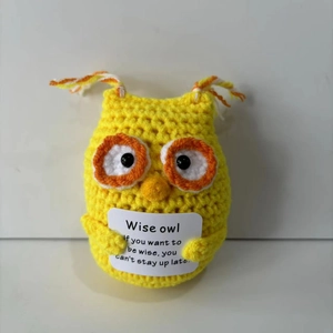 Makro-Detail der handgestrickten gelben Eule mit Karte und lustigem motivierendem Text