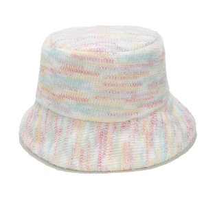 Détail macro de la texture en maille dégradée et du tissu rayé doux du chapeau bob coloré