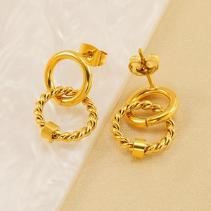 Elegante 18K vergulde roestvrijstalen oorringen met in elkaar gevlochten dubbele ringen