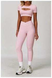 Ensemble de yoga rose avec pantalon taille croisée et haut de sport à découpes