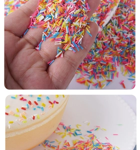 Nahaufnahme bunter Zuckerstreusel auf Kuchen und Hand zeigt die Details der Glasur