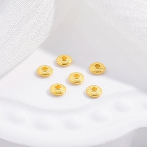 Makroansicht von sechs vergoldeten S925 Sterlingsilber Zwischenperlen für DIY-Schmuck