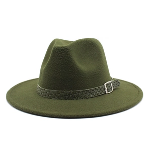 Dettaglio cappello in feltro verde scuro con fascia intrecciata e fibbia in metallo