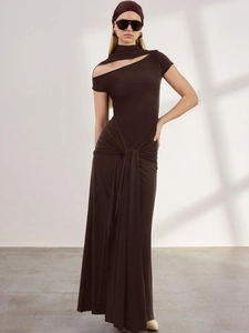 Elegante abito lungo marrone cioccolato con spalla scoperta, incrocio in vita e foulard