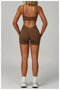 Détail du short de yoga sans couture marron café avec coupe en V pour effet push-up