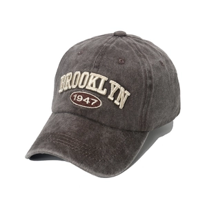 Détail de broderie Brooklyn 3D sur casquette en toile délavée vintage avec texte 1947