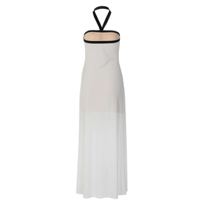 Détail de la robe licou blanche avec bordures noires et motif nœud pour femmes
