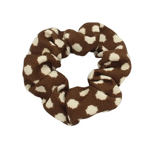 Chouchou classique à pois crème sur tricot marron pour une coiffure minimaliste élégante