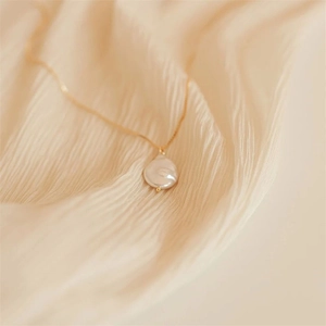 Pendentif perle d'eau douce baroque sur une chaîne en acier inoxydable plaqué or
