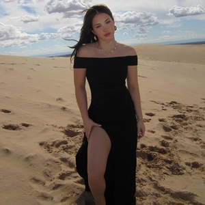 Vue détaillée d'une robe bustier noire sexy avec fente haute dans un décor de désert