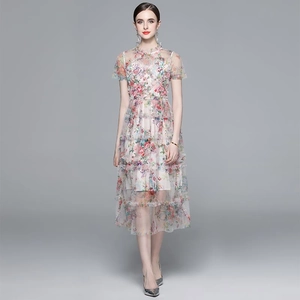 Robe longue étagée en tulle brodé à fleurs avec taille cintrée et manches courtes