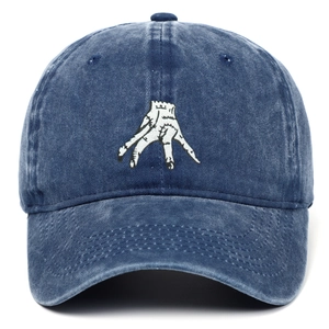 Cappellino da baseball in denim blu lavato con stampa della mano di Mercoledì Addams