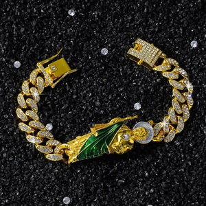 Bracelet gourmette doré avec pendentif Saint-Jude glacé et émail vert décoratif
