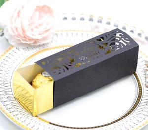 Detail der lasergeschnittenen schwarzen Geschenkbox mit goldenem Futter und Diwali-Text