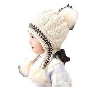 Cappello invernale in maglia per bambini bianco crema con jacquard e tre pompon in pelliccia