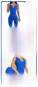 Détail de la combinaison de sport bleu roi côtelée avec col en U et coupe sans manches