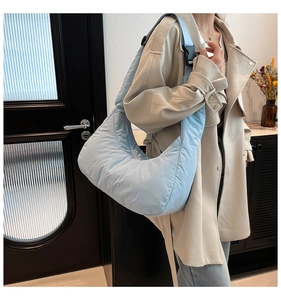Vue détaillée du sac hobo matelassé bleu clair avec bandoulière réglable et boucle