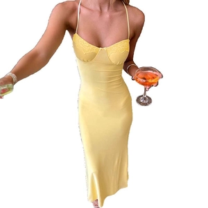 Robe longue élégante en satin jaune avec bordure en dentelle et coupe ajustée femme