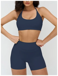 Détail d'un ensemble de brassière de sport dos nu bleu marine et short taille haute