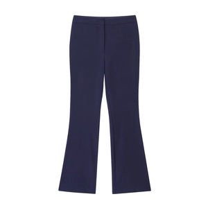 Détail du pantalon évasé bleu foncé à taille haute avec fermeture éclair et crochet