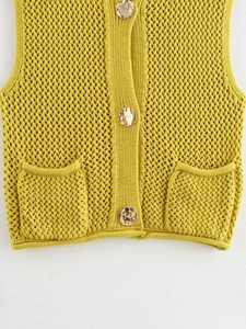 Gilet in maglia senza maniche giallo zenzero con bottoni dorati e due tasche