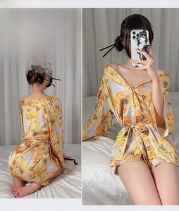 Details des Blumen-Seidenkimonos mit weiten Ärmeln und elegantem Bindegürtel