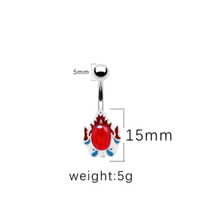 Détail du piercing de nombril avec pierre rouge et décor en émail coloré