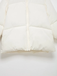 Détail de la doudoune crème avec tissu imperméable et fermeture à glissière de qualité