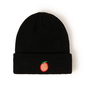 Détail du bonnet en tricot noir avec broderie de fruit orange et revers à texture côtelée