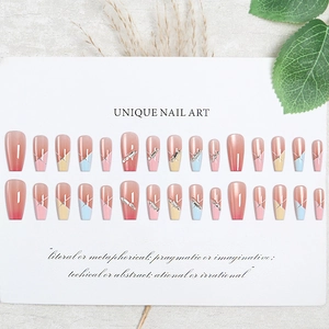 Faux ongles French manucure colorés avec charmes métalliques 3D et motifs dégradés roses