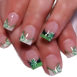 Faux ongles courts carrés avec courbes vertes, motifs floraux blancs et paillettes dorées