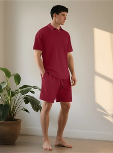 Dettaglio della trama del set polo e pantaloncini bordeaux da uomo con motivo a nido d'ape
