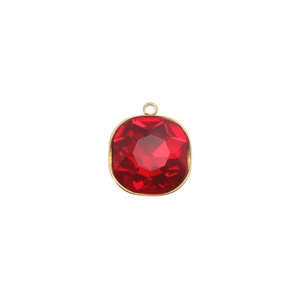 Détail d'un pendentif carré avec pierre de naissance rouge et cadre doré poli brillant