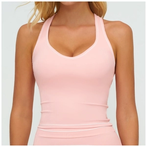 Détail du débardeur de sport rose avec rayures blanches et tissu extensible respirant