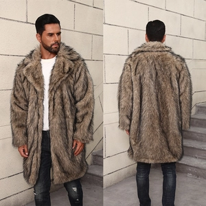 Vue avant et arrière d'un manteau mi-long en fausse fourrure pour homme marron chaud