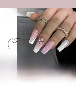 Detail von pinkfarbenen Farbverlaufsnägeln mit weißen French Tips und Glitzer-Strassdekor